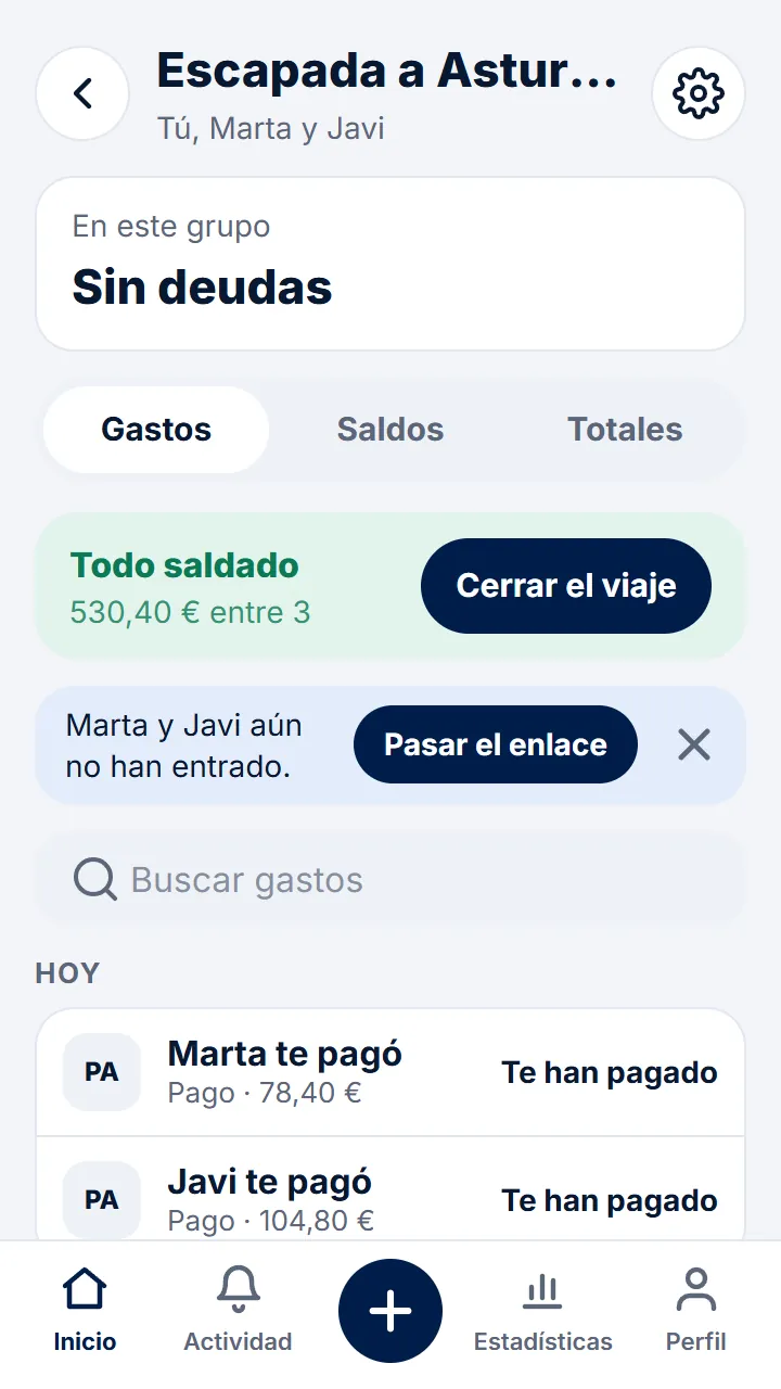 Cuando estéis todos a cero en un viaje, una comida u otro plan, en el grupo sale «Todo saldado» con «Cerrar el viaje» (o «Cerrar el grupo»).